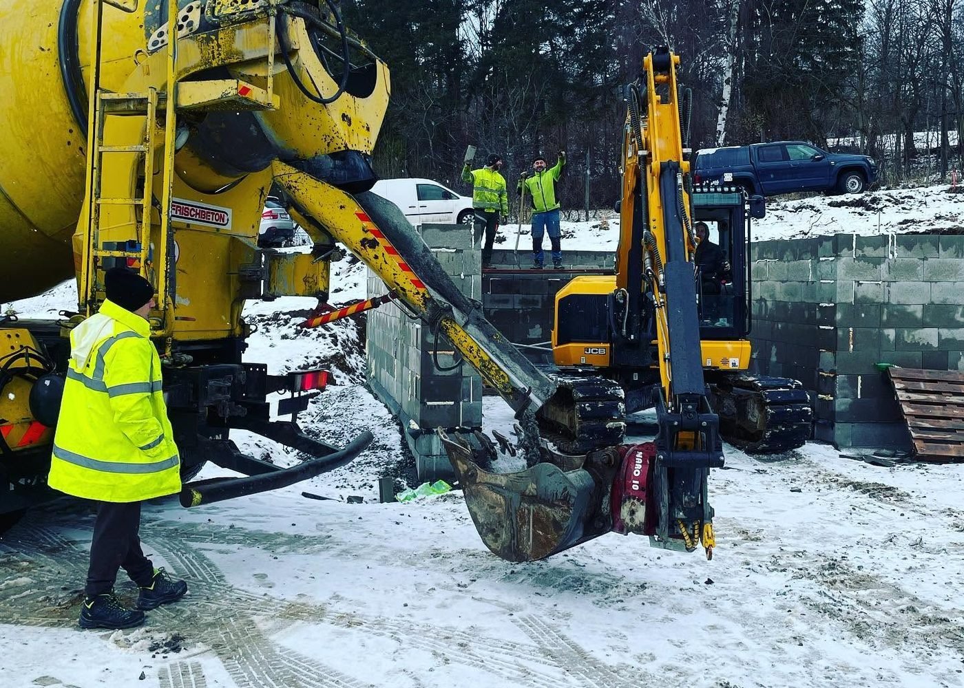 Rypadlo a domíchávač při betonáži základů rodinného domu