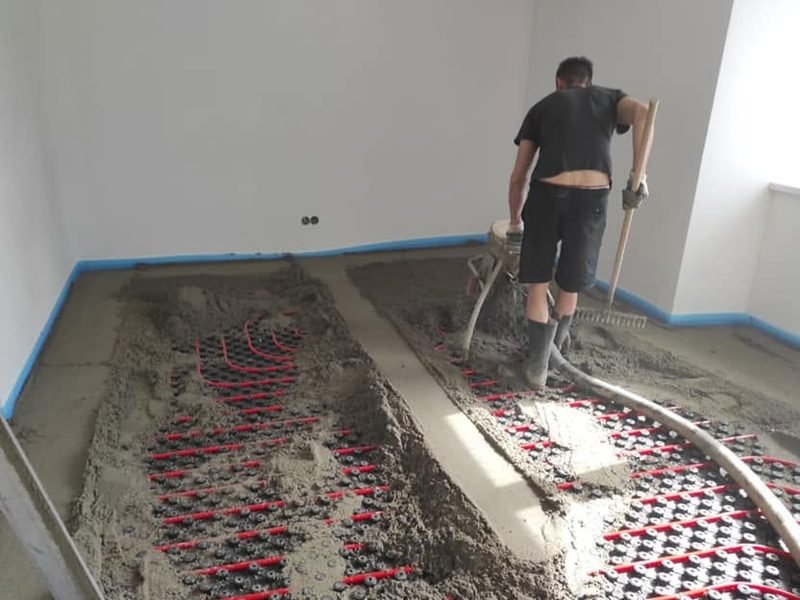 Lití cementového potěru na podlahové topení