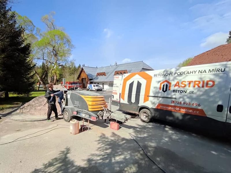 Čerpadlo na potěry a dodávka ASTRID před stavbou