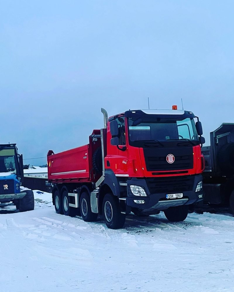 Terénní úpravy – sklápěč Tatra na stavbě