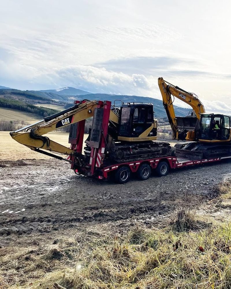 Těžká technika – pásová rypadla CAT a JCB