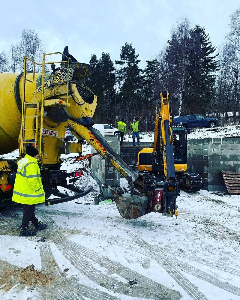 Zemní práce – rypadlo JCB při betonáži základů rodinného domu