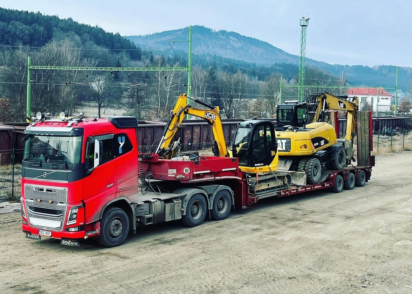 Tahač Volvo ASTRID s podvalníkem a dvěma rypadly
